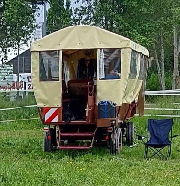 Planwagen von hinten, Plane geöffnet
