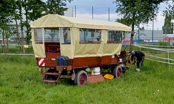Planwagen von der Seite auf der Wiese