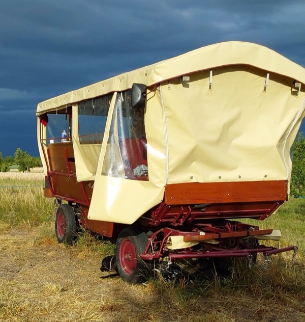 Planwagen mit geöffneter Seitenplane